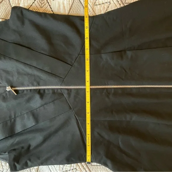 Black Hālo cocktail dress. Size: 6. - Picture 4 of 5